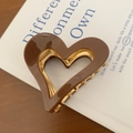 Dettaglio della molletta per capelli a cuore in acetato caramello con molla d'oro - Marrone