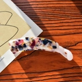 Detaillierte Makroansicht der bunten Mosaik-Bananen-Haarklammer auf Holzoberfläche - 10.5cm / Buntes Mosaik-Blumenmuster