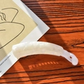 Detaillierte Makroansicht einer eleganten, perlweißen Bananen-Haarklammer aus Acetat - 10.5cm / Perlweiß