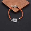 DIY orangefarbenes Samtarmband mit silberner Cabochon-Fassung und Karabinerverschluss - Orange