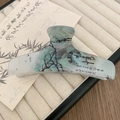 Dettaglio della grande pinza per capelli blu traslucida con pittura paesaggistica cinese - Stile Dritto