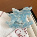 Haarklammer aus blauem Acetat mit Marmoreffekt und goldenem Schriftzug Detail - Triomphe-Logo-Form / 6.5cm / Blau