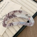 Große Haarklammer aus Acryl mit Bambusmuster und chinesischer Kalligrafie im Detail - Halbkreisstil