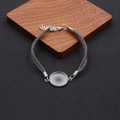 DIY Armband aus schwarzer Wildleder-Optik mit runder Edelstahl-Fassung für Cabochons - Grau
