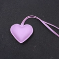 Ciondolo a cuore minimalista in pelle lilla chiaro con cuciture fini e doppi cordoncini - Stile Cordino / Viola