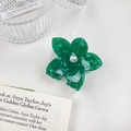 Dettaglio del fermaglio per capelli a fiore in acetato verde smeraldo con perla - Verde Scuro / 7cm