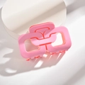 Detailansicht einer rosa geometrischen Haarklammer mit glänzendem Harz-Finish - Groß / Rosa