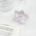 Dettaglio della molletta per capelli a fiore in acetato lavanda con perla centrale - Grigio Gemma / 7cm