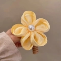 Dettaglio elastico per capelli a fiore in seta gialla con perla e cavo a spirale - Giallo