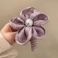 Elegante fermaglio per capelli malva con petali di seta e perla centrale - Viola