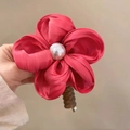 Pince à cheveux fleur en satin rouge avec perle centrale et griffe couleur ambre élégante - Rose Bonbon