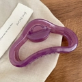 Détail de la pince à cheveux violette translucide avec un mécanisme de ressort métallique - Violet