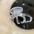 Dettaglio della pinza per capelli in acetato con pizzo bianco e finitura in acrilico trasparente - Bianco Grande 10cm