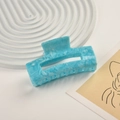 Dettaglio molletta per capelli in acetato marmorizzato blu su vassoio ondulato - Marmo Blu Cielo