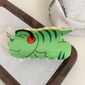 Detail einer niedlichen grünen Acryl-Dinosaurier-Haarklammer auf einem Stofftablett - Krokodil Haarklammer (8cm)