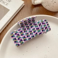 Detailaufnahme einer bunten geometrischen Haarklammer auf einem weißen Keramiktablett - Lila Grünes Gitter (7.6CM)
