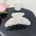 Dettaglio di un fermaglio per capelli con fiori di perla e strass su base lucida - Bianco Onda d'Acqua / 10.5cm