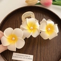 Dettaglio molletta per capelli a fiori di frangipani con petali opachi e perle - Fermaglio per Capelli con Tre Fiori 12cm