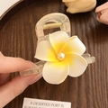 Dettaglio di un fermaglio per capelli a forma di frangipane con petali bianco-gialli e perla - Fermaglio Piccolo di Plumeria 8cm