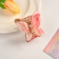 Rosa und weiß marmorierte Schmetterlings-Haarklammer mit goldener Feder in eleganter Szene - Rosa 6.5cm