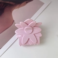 Vista detallada de la pinza para el pelo con forma de flor rosa y acabado mate suave - 6.3cm / Rosa