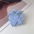 Detalle de pinza para el cabello de flor azul claro en acetato con acabado brillante - 6.3cm / Azul