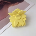 Detalle de una pinza para el cabello de flor amarilla en un fondo editorial - 6.3cm / Amarillo