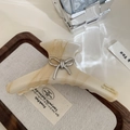 Detail einer beigen Haarklammer aus Acetat mit Marmormuster und silberner Metallschleife - Beige Haarkralle 11.5cm