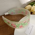 Détail de broderie florale sur un bandeau large en dentelle verte style vintage - Carreaux Vert Clair