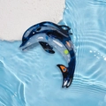 Dettaglio della molletta per capelli a delfino in acetato blu con venature oceaniche - 12cm