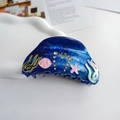Detalle de la pinza para el cabello azul mármol con detalles de concha y estrella rosa - 8.5cm / Azul