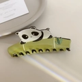 Detailansicht der Panda-Haarklammer aus Acetat mit Bambus-Design für Damen - Brauner Panda