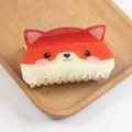 Detail von niedlicher fuchsförmiger Haarklammer mit Perlglanz-Effekt auf Holztablett - Orangefarbener Fuchs-Stil (Ca. 8CM)