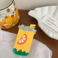 Dettaglio di un fermaglio a pinza creativo a forma di succo con motivi fruttati - Stile Succo d'Arancia