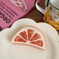 Detail der Haarspange in Grapefruit-Form aus rosa Acetat auf einem weißen Tablett - 9.7*6CM / Grapefruit-Stil