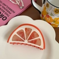 Detailansicht einer Haarklammer im Orangenscheiben-Design auf einem Dekoteller - 9.7*6CM / Orange-Stil