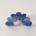 Dettaglio della pinza per capelli blu a pois bianchi con design a bordi ondulati - Stile Pois Blu (Modello D)