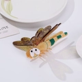 Vue détaillée de la pince à cheveux libellule en acétate avec ailes ambrées uniques - Ambre/Jaune Transparent (Libellule Brune) / Marron