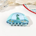 Détail de la pince à cheveux UFO bleue en acrylique avec alien vert sur plateau - Pince UFO 8.5cm - Bleu Cyan