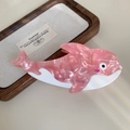 Dettaglio della molletta per capelli a delfino in acetato rosa marmorizzato su vassoio - Rosa 13cm