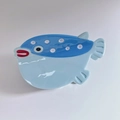 Makroaufnahme einer kreativen Kugelfisch-Haarklammer aus glänzendem Acetatmaterial - Blauer Kugelfisch