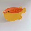 Detail der gelben Kugelfisch-Haarklammer aus Essigsäureplatte mit orangefarbenen Punkten - Gelber Kugelfisch