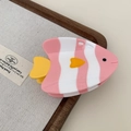 Dettaglio del fermaglio per capelli a forma di pesce tropicale rosa e giallo - Stile Pesce Rosa / Medio