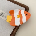 Dettaglio della pinza per capelli a pesce pagliaccio in acetato lucido arancione e bianco - Stile Pesce Arancione / Medio