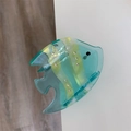 Dettaglio della molletta a forma di pesce verde menta con strass e strisce gialle - Base Blu Trasparente Pesce Tropicale