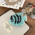 Detail of fish-shaped acetate hair claw clip with marble texture in mint blue finish - 8.8cm / Light Blue Striped Fish
