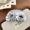 Detailaufnahme der Halloween-Haarklammer mit schwarzem Spinne- und Netzmuster in Weiß - Weiße Spinne