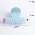 Detailansicht der 7,5 cm blauen Bleistift-Haarklammer mit Größenangaben und Gewicht - Gekreuzter Blauer Bleistift-Stil