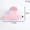 Detailansicht der rosa Bleistift-Haarklammer mit Maßen 7,5 cm Breite und 5 cm Höhe - Gekreuzter Rosa Bleistift-Stil