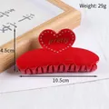 Große rote Haarklammer mit glitzerndem Herz und goldenem Pretty-Schriftzug im Detail - Rot mit Strass